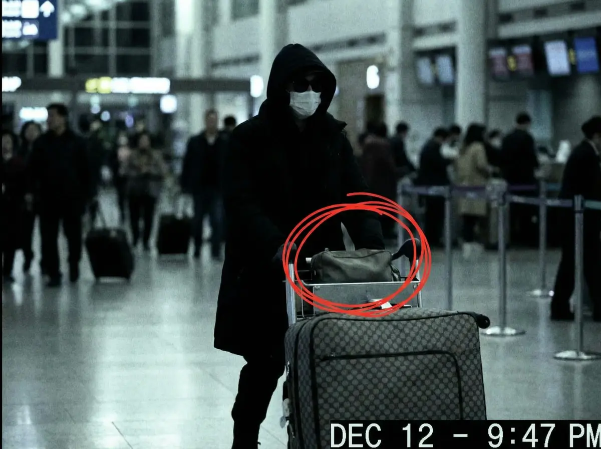 吃瓜天堂 机场偷拍 - 神秘礼物袋引发猜测